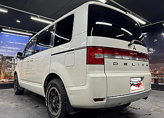 Mitsubishi DELICA D5 